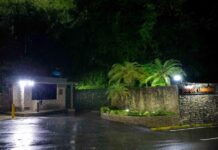 entrada del conjunto residencial donde vive el abanderado de la mayor coalición opositora de Venezuela, Edmundo González Urrutia,