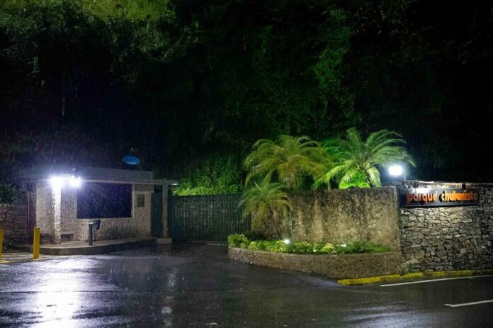 entrada del conjunto residencial donde vive el abanderado de la mayor coalición opositora de Venezuela, Edmundo González Urrutia,