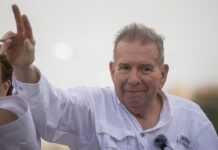 excandidato opositor de Venezuela, Edmundo González, saludando en un acto de campaña