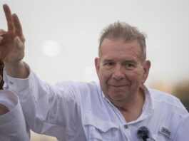 excandidato opositor de Venezuela, Edmundo González, saludando en un acto de campaña