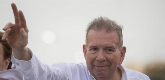 excandidato opositor de Venezuela, Edmundo González, saludando en un acto de campaña