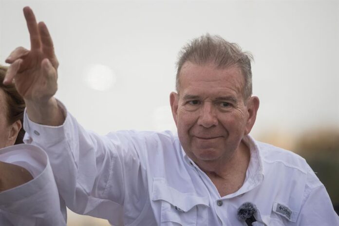 excandidato opositor de Venezuela, Edmundo González, saludando en un acto de campaña