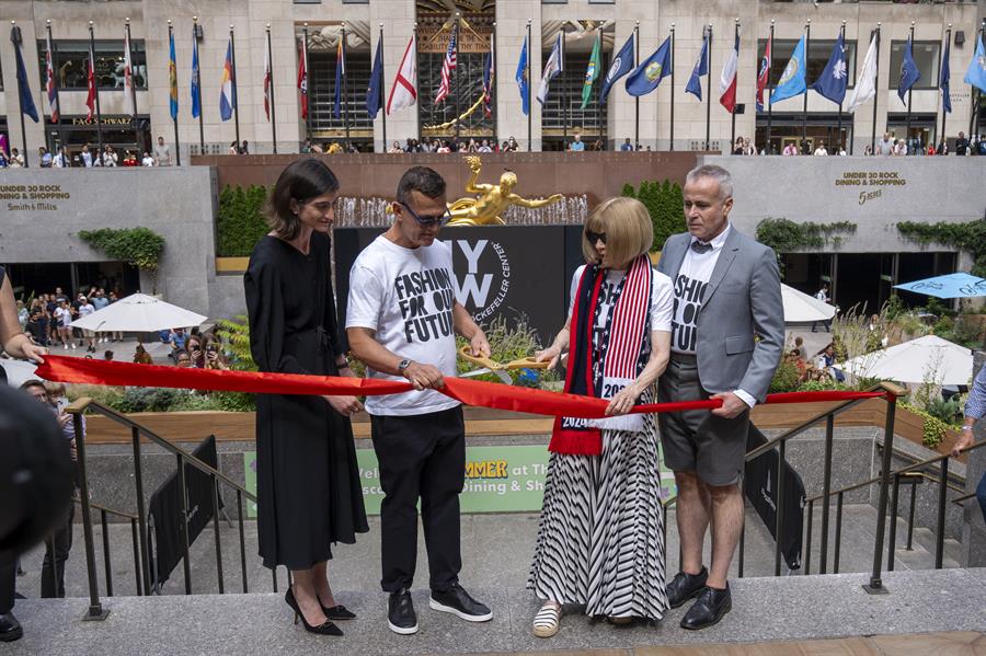 la directora general del Rockefeller Center, EB kelly; el director ejecutivo del Consejo de Dise&ntilde;adores de Moda de EE.UU. (CFDA), Steven Kolb; la editora jefe de la revista Vogue, Anna Wintour