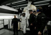 La histórica misión espacial Polaris Dawn regresa a la Tierra la especialista en misiones la estadounidense Anna Menon mientras sale de la cápsula al regresar a la Tierra c