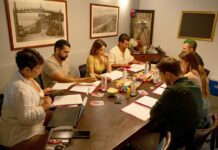 El director argentino Kevin Cass busca expandir el teatro en lengua española en EE.UU. momento del ensayo de 'Somos nosotros'