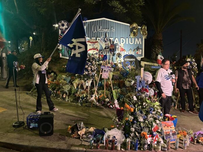 Aficionados de los Dodgers rinden homenaje este miércoles a Fernando Valenzuela, en el Estadio de los Dodgers Aficionados de los Dodgers rinden homenaje este miércoles a Fernando Valenzuela, en el Estadio de los Dodgers