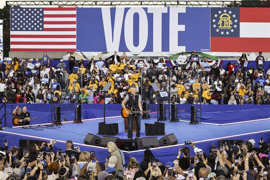Antes del discurso de los políticos, el cantante Bruce Springsteen pidió el voto para la candidata demócrata