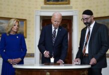 Biden enciende una vela junto a un rabino para conmemorar el aniversario del 7 de octubre Biden enciende una vela junto a un rabino (2)