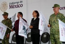 , Claudia Sheinbaum (2-d), acompañada del gobernador del estado Julio Menchaca Salazar (2-i) y el secretario de Defensa Nacional Ricardo Trevilla