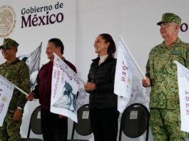 , Claudia Sheinbaum (2-d), acompañada del gobernador del estado Julio Menchaca Salazar (2-i) y el secretario de Defensa Nacional Ricardo Trevilla