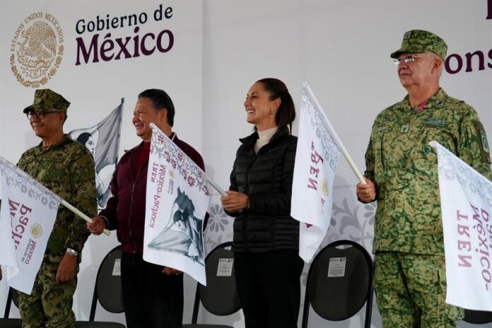 , Claudia Sheinbaum (2-d), acompañada del gobernador del estado Julio Menchaca Salazar (2-i) y el secretario de Defensa Nacional Ricardo Trevilla