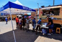Damnificados por el paso del huracán John hacen fila para recibir alimentos