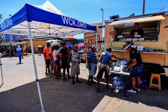 Damnificados por el paso del huracán John hacen fila para recibir alimentos Damnificados por el paso del huracán John hacen fila para recibir alimentos