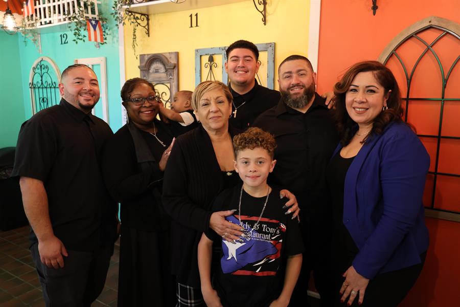 Delma Santiago(c) posa con su familia este domingo, en su restaurante 'Freddy & Tony's' en Filadelfia