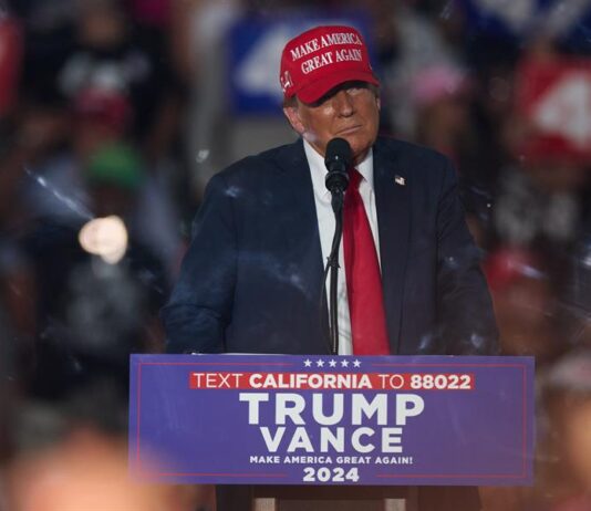 Trump afirma sin datos que los inmigrantes quitan empleos a los ciudadanos hispanos