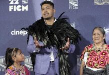 El actor mexicano Tenoch Huerta posa en la alfombra roja del Festival Internacional de Cine de Morelia