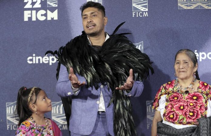 El actor mexicano Tenoch Huerta posa en la alfombra roja del Festival Internacional de Cine de Morelia