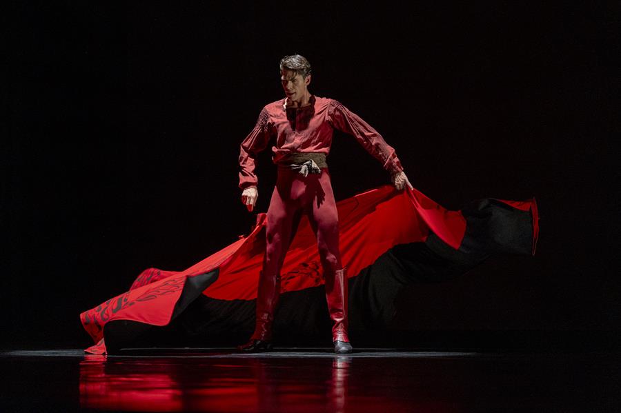 El bailar&iacute;n espa&ntilde;ol Sergio Bernal baila durante un ensayo