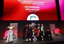 El bar Handshake Speakeasy, de México, recibe el premio al Mejor Bar del Mundo durante la ceremonia de entrega de los World's 50 Best Bars 2024