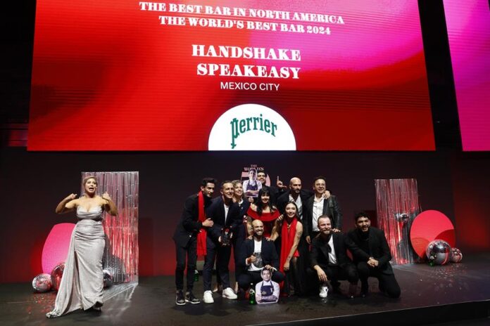 El bar Handshake Speakeasy, de México, recibe el premio al Mejor Bar del Mundo durante la ceremonia de entrega de los World's 50 Best Bars 2024