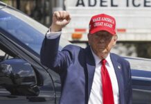 El fiscal aporta pruebas completas de la conducta "delictiva" de Trump al perder el poder El candidato republicano y expresidente de Estados Unidos, Donald Trump, saluda durante un recorrido