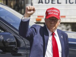 El fiscal aporta pruebas completas de la conducta "delictiva" de Trump al perder el poder El candidato republicano y expresidente de Estados Unidos, Donald Trump, saluda durante un recorrido