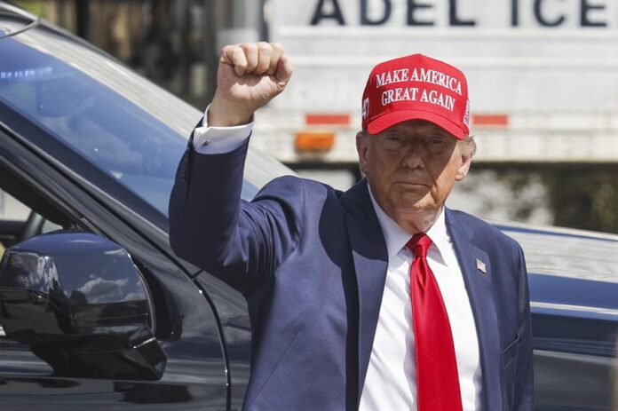 El candidato republicano y expresidente de Estados Unidos, Donald Trump, saluda durante un recorrido