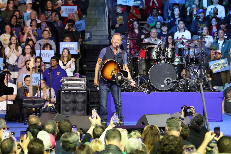 El cantante Bruce Springsteen se presenta este lunes durante un concierto en Filadelfia