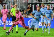 El delantero del Inter Miami, Luis Suárez (c), patea el balón hacia la portería del Atlanta United, durante el partido de las eliminatorias de la Copa MLS