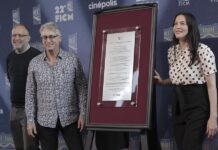 El director de Cine Alexander Payner (2-i), junto a la actriz estadounidense, Liv Tyler