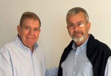 El excandidato opositor a las elecciones presidenciales de Venezuela, Edmundo González, y el rector del CNE, Juan Carlos Delpino