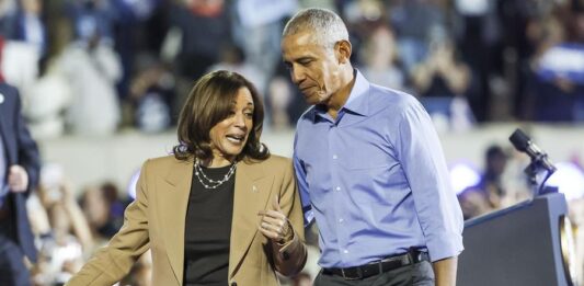 El expresidente estadounidense Barack Obama (d) conversa con la candidata presidencial del partido demócrata Kamala Harris