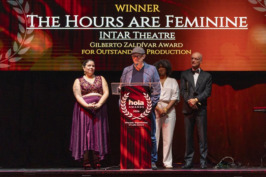 El grupo de teatro The Hours are Feminine, recibe un reconocimiento durante los Premios Hola 2024