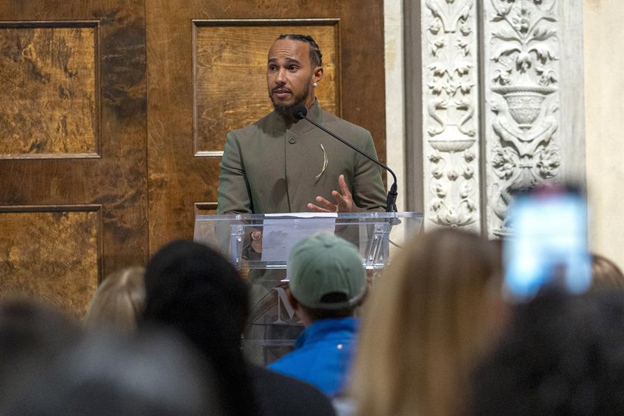 El piloto brit&aacute;nico de Formula 1, Lewis Hamilton, habla durante una conferencia de prensa sobre la exposici&oacute;n 'Superfine Tailoring Black Style'