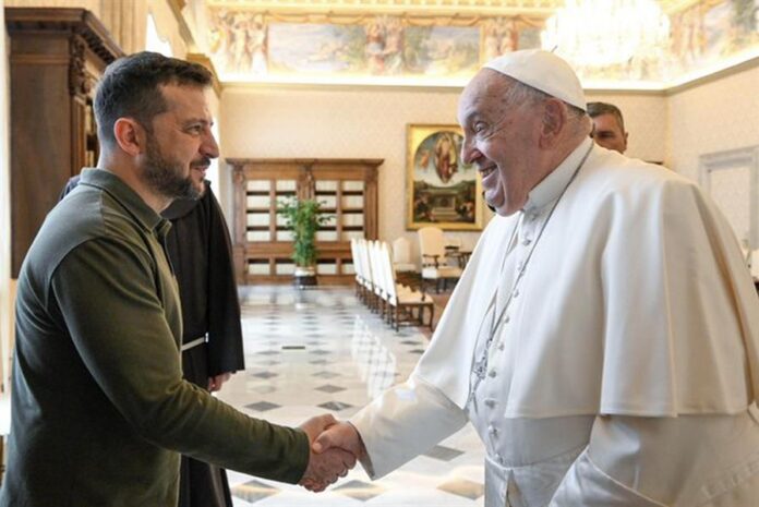 El presidente de Ucrania, Volodímir Zelensky (i), fue recibido este viernes por en audiencia por el Papa, (2) El presidente de Ucrania, Volodímir Zelensky (i), fue recibido este viernes por en audiencia por el Papa, (2)