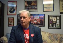 Los empleados de casinos de Las Vegas quieren encumbrar a un aliado a la Casa Blanca El secretario tesorero de la Unión de Trabajadores Culinarios de Las Vegas, Ted Pappageorge