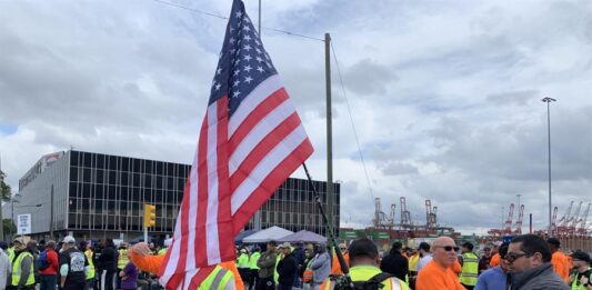 Estibadores protestan este martes en un muelle de Port Elizabeth, en la terminal Maher, parte del puerto de Nueva York y Nueva Jersey (1)