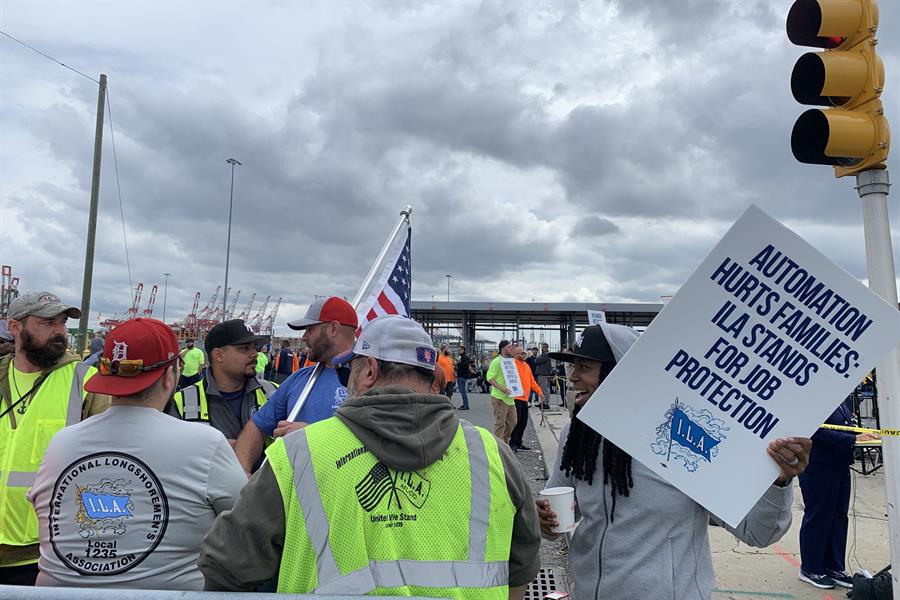 Estibadores protestan este martes en un muelle de Port Elizabeth, en la terminal Maher, parte del puerto de Nueva York y Nueva Jersey (2)