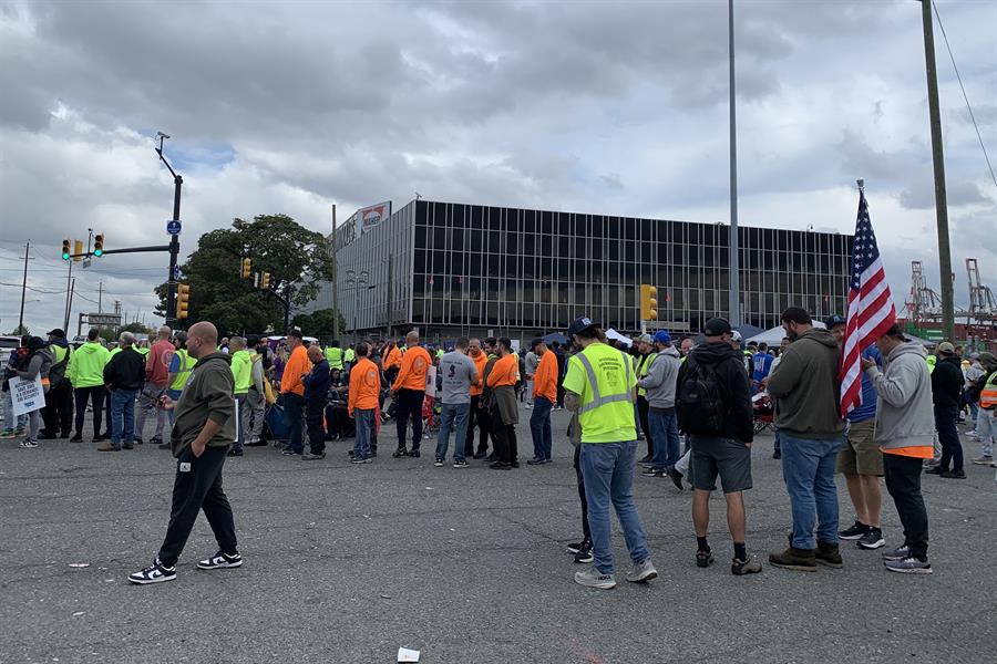 Estibadores protestan este martes en un muelle de Port Elizabeth, en la terminal Maher, parte del puerto de Nueva York y Nueva Jersey (3)