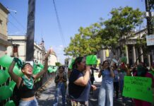 - Integrantes de colectivos feministas se manifiestan a favor del aborto e