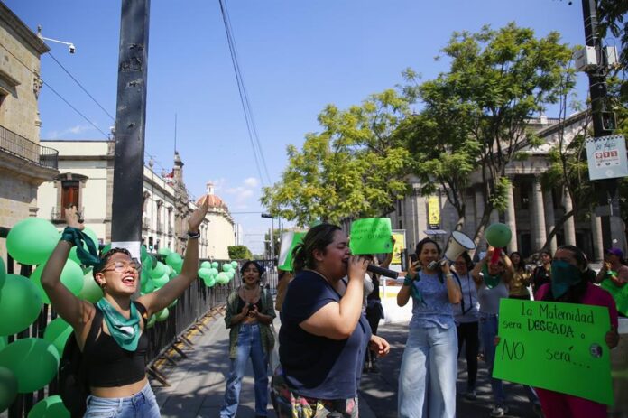 - Integrantes de colectivos feministas se manifiestan a favor del aborto e