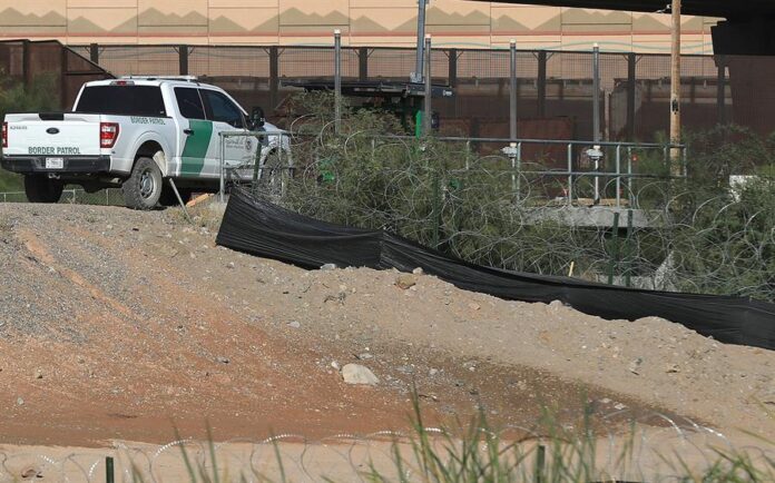 Integrantes de la Guardia Nacional del Estado de Texas, vigilan barricadas de alambre de púas Integrantes de la Guardia Nacional del Estado de Texas, vigilan barricadas de alambre de púas