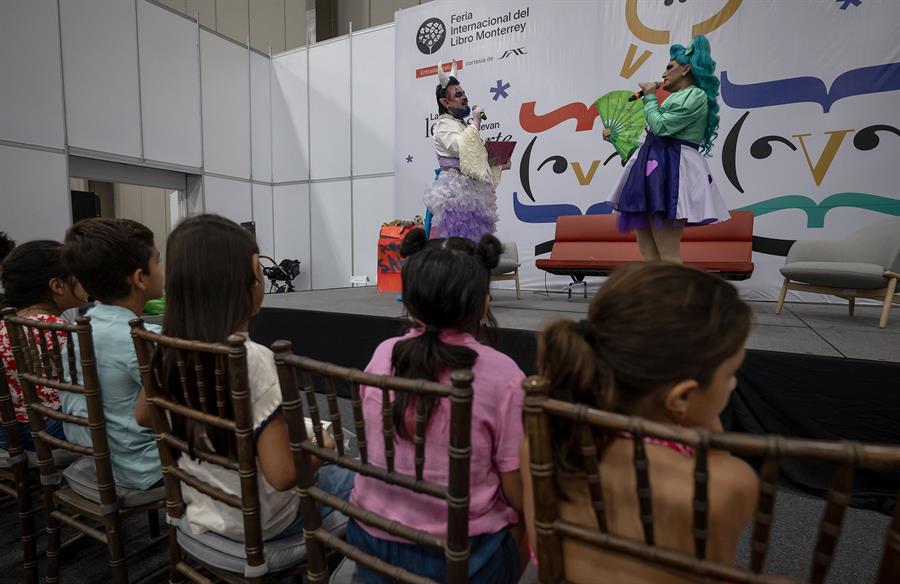Integrantes del colectivo 'Cuenti Drag' contaron cuentos a los niños y niñas este domingo, en el marco de la Feria Internacional del Libro (1)