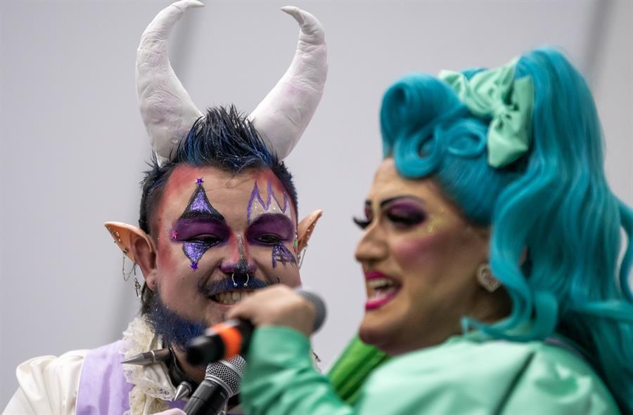 Integrantes del colectivo 'Cuenti Drag' contaron cuentos a los niños y niñas este domingo, en el marco de la Feria Internacional del Libro (2)