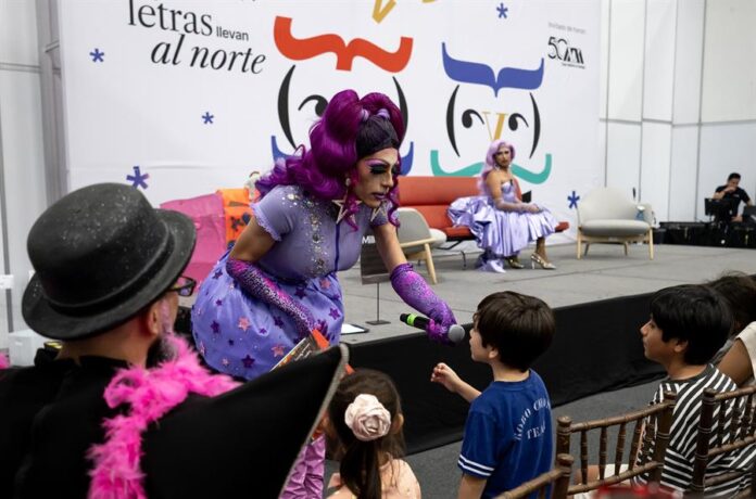 Integrantes del colectivo 'Cuenti Drag' contaron cuentos a los niños y niñas este domingo, en el marco de la Feria Internacional del Libro (3)