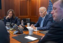 Joe Biden (d), y la vicepresidenta, Kamala Harris, durante una reunión con su equipo