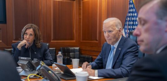 Joe Biden (d), y la vicepresidenta, Kamala Harris, durante una reunión con su equipo