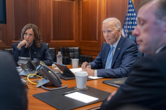 Joe Biden (d), y la vicepresidenta, Kamala Harris, durante una reunión con su equipo