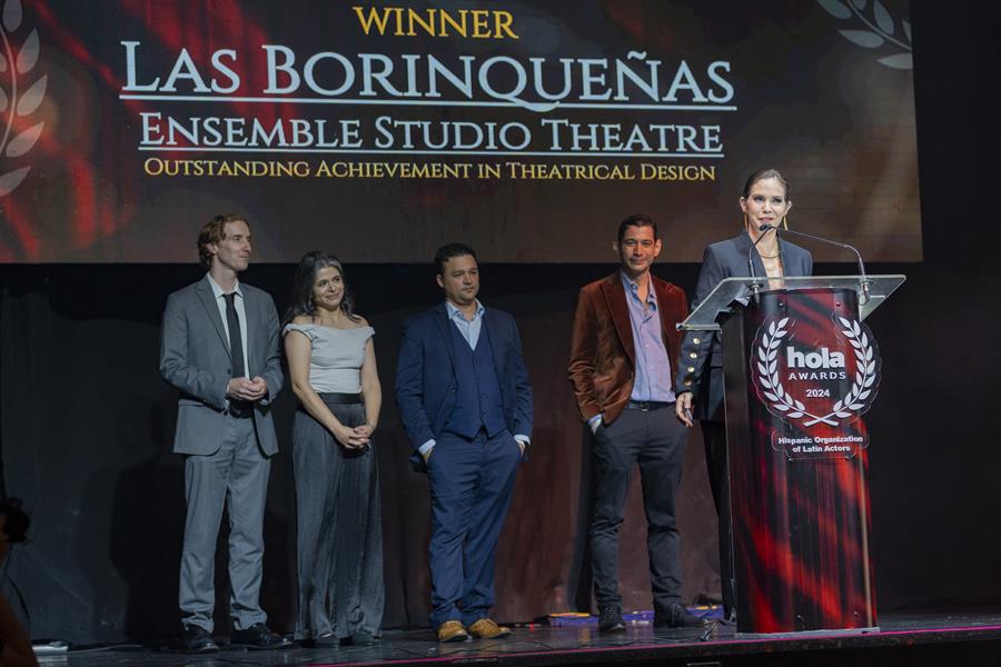 La actriz de la obra Las Borinqueñas, Nicole Betancourt, habla durante los Premios Hola 2024