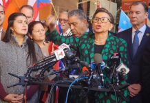Lideres puertorriqueños y latinos piden voto de castigo contra Donald Trump La congresista Nydia Velázquez (c) habla durante una rueda de prensa